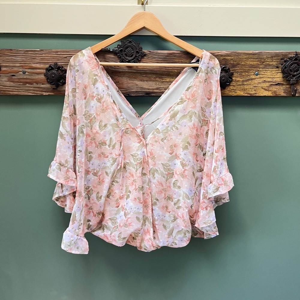 Daytrip‎ Buckle Mauve Floral Swiss Dot Ruffle Sleeve V-Neck Top NWT Large